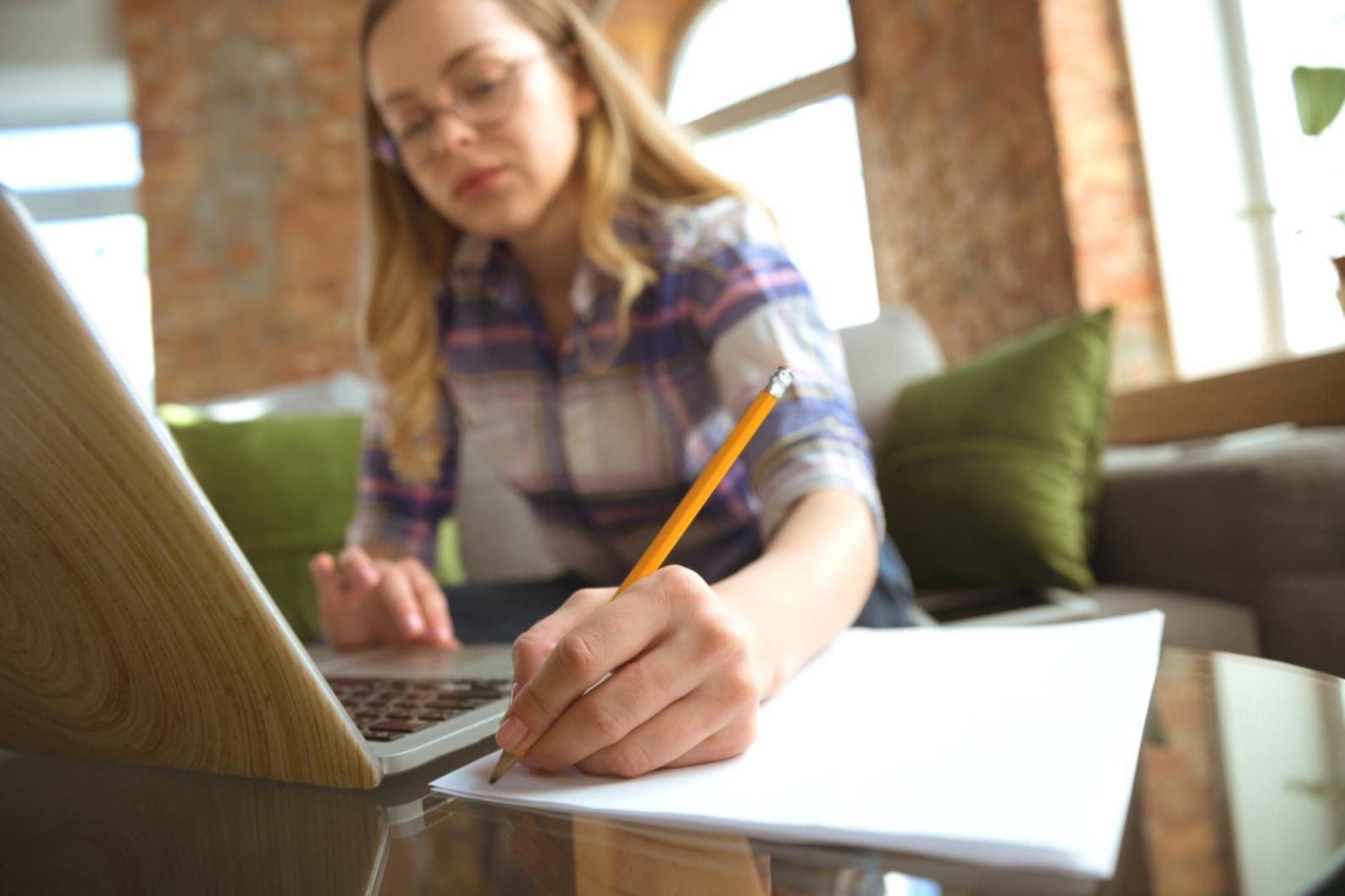 Session de collaboration entre partenaires nevoliqtra lors d'un atelier de travail collectif