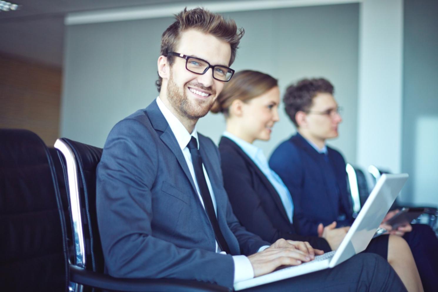 Bureau moderne avec documents financiers et ordinateur portable