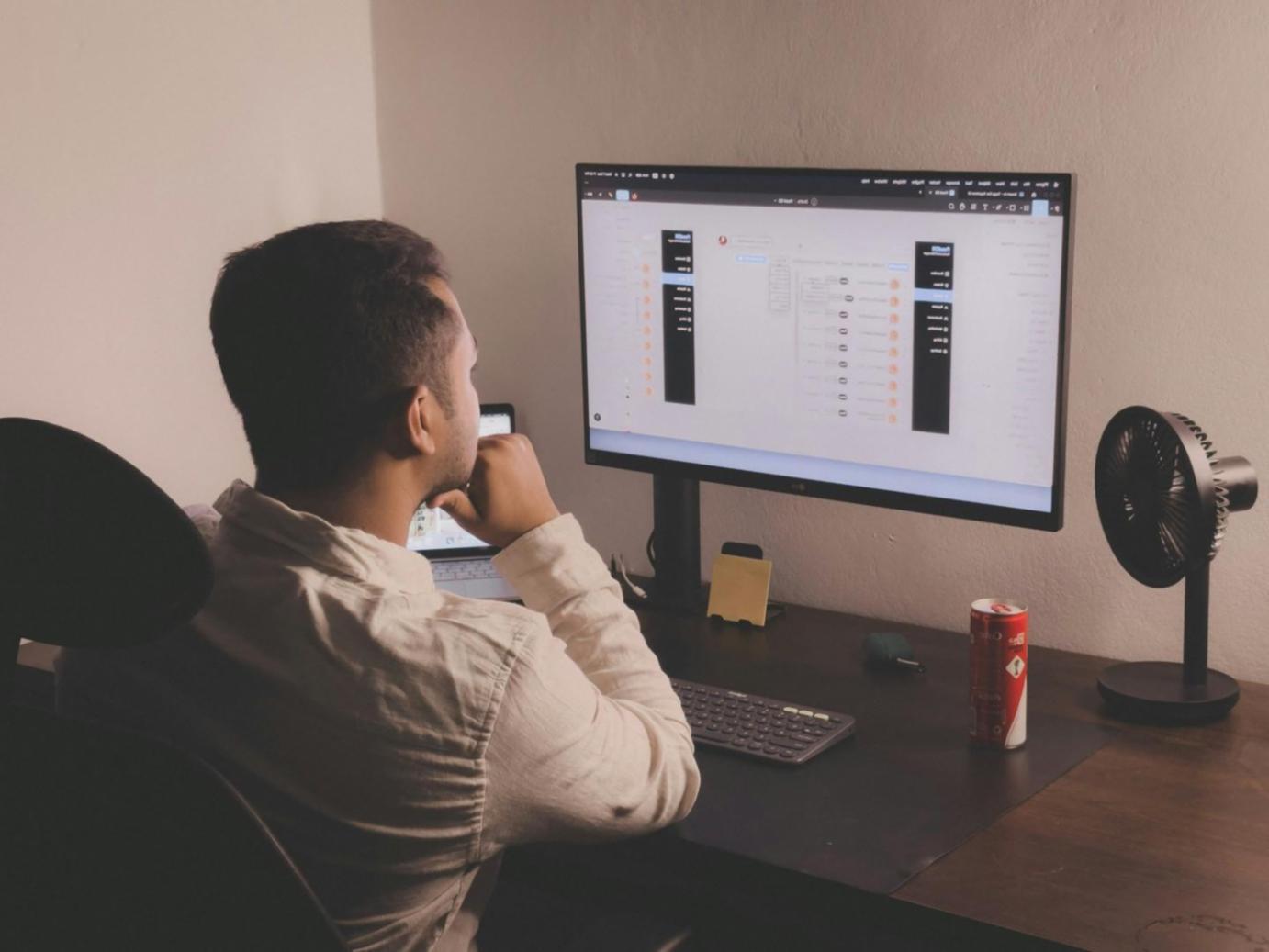 Analyse de données financières sur tablette avec graphiques de trésorerie