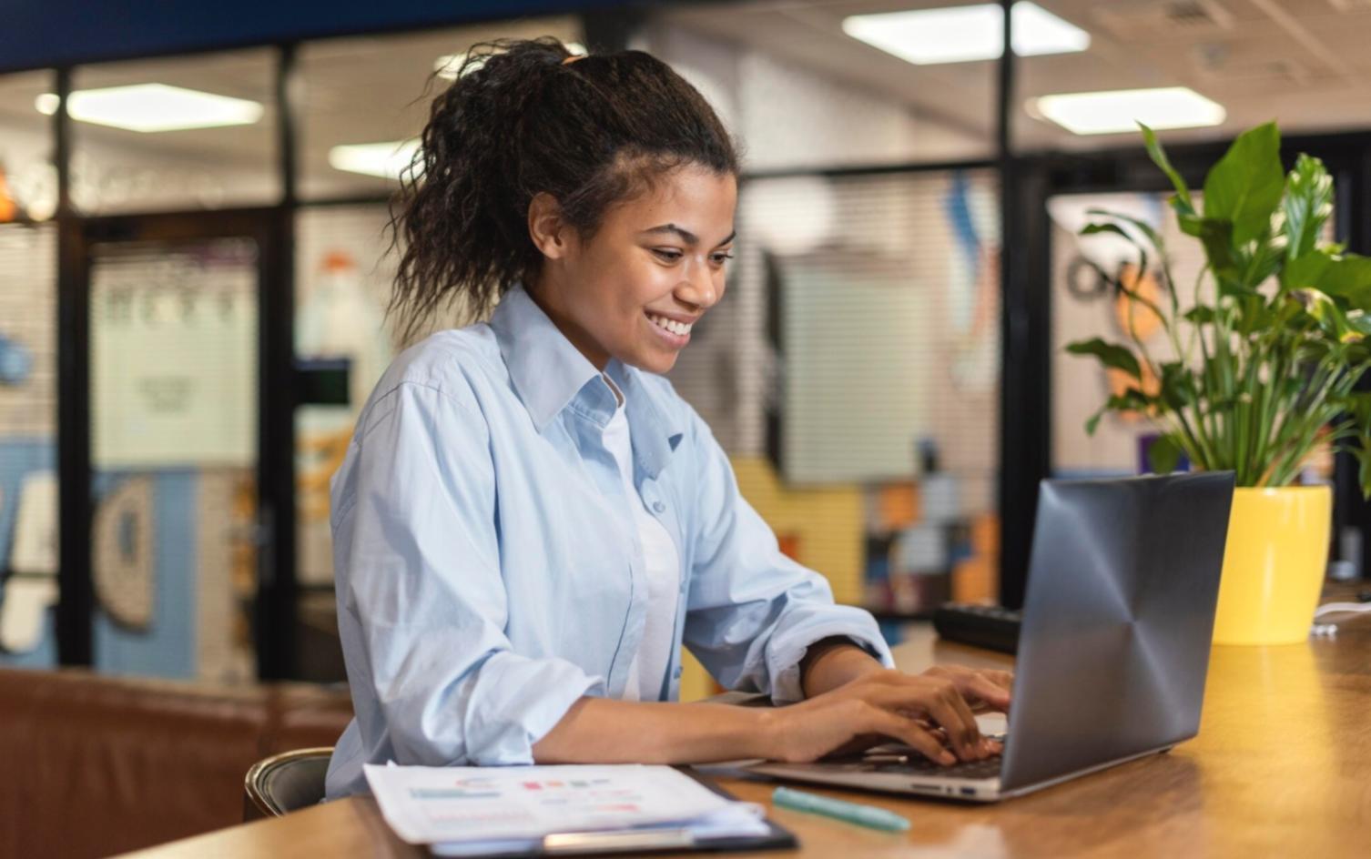 Espace de travail collaboratif moderne avec entrepreneurs discutant de stratégies financières