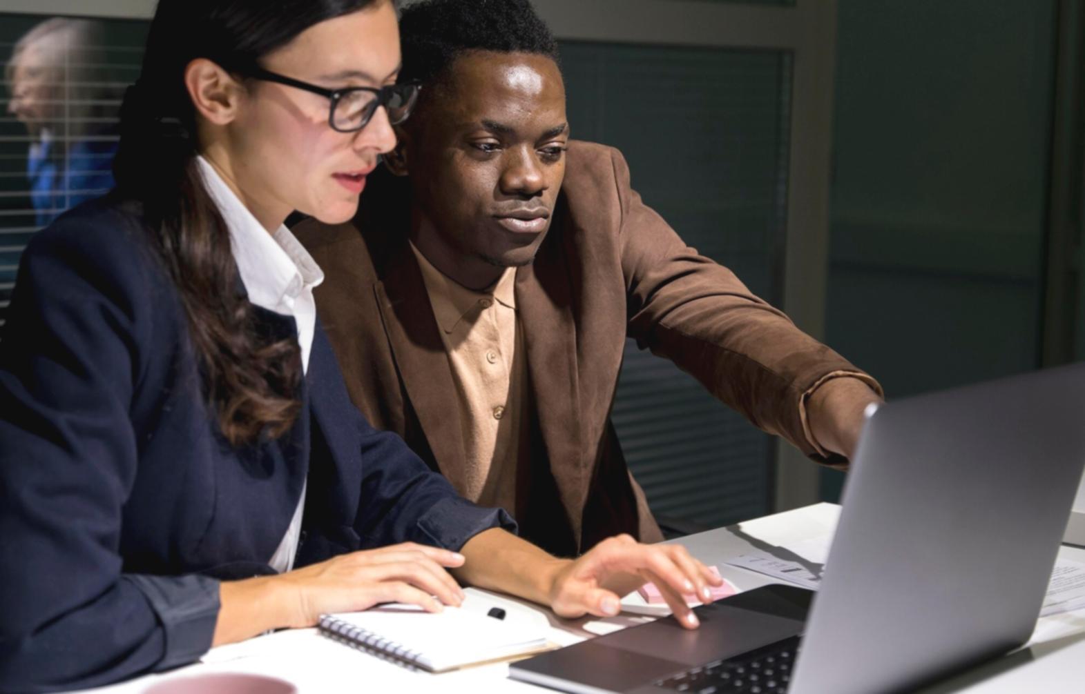 Entrepreneur travaillant sur la planification financière de son projet