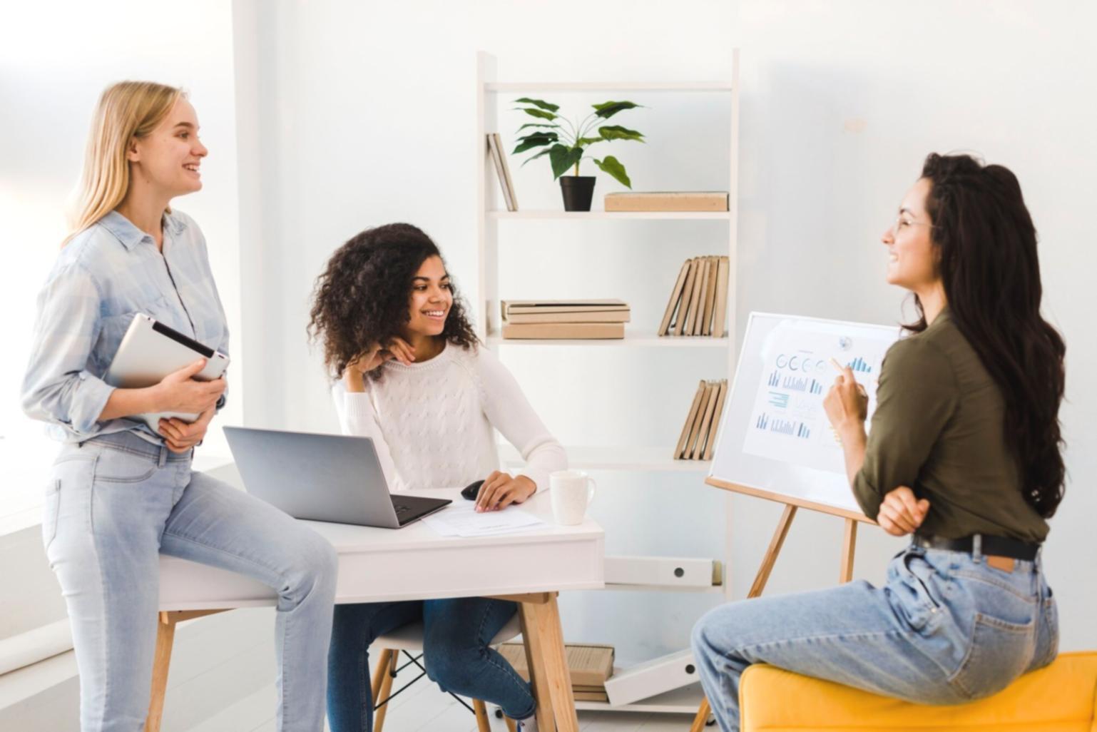 Équipe de professionnels collaborant sur un projet entrepreneurial commun